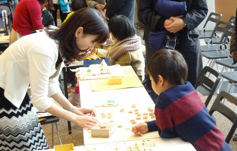 盤の上で駒を並べて上げるだけでも子どものサポートに。