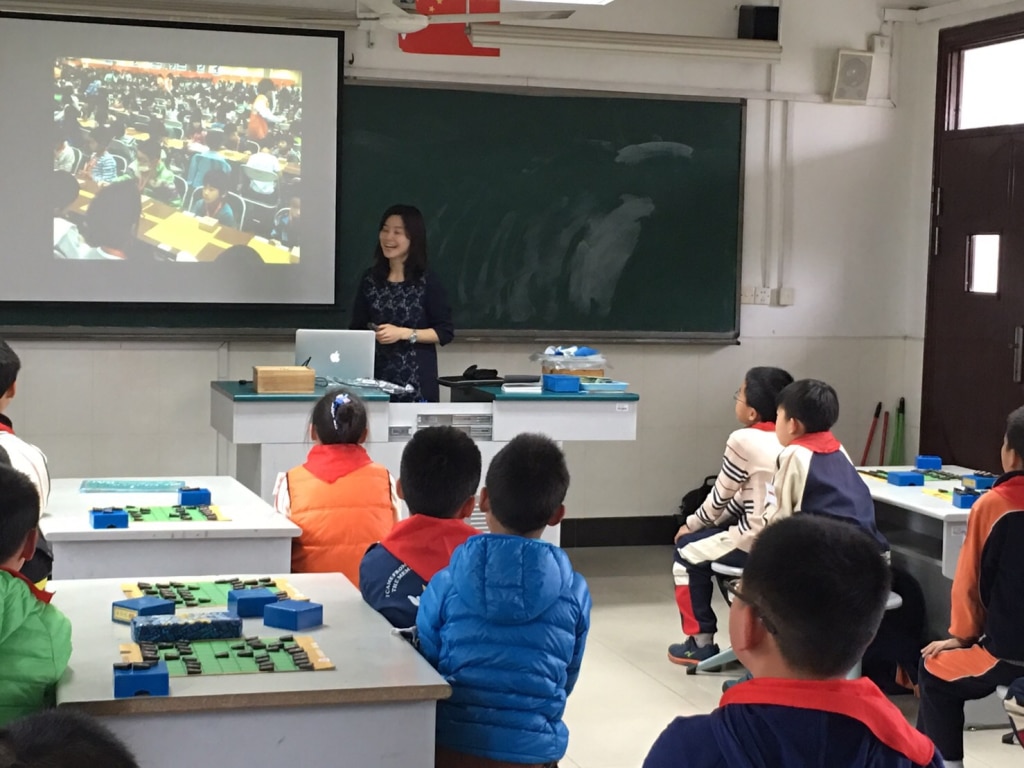 上海の子どもたちに、日本での子ども将棋大会や着物姿でのタイトル戦の様子などを紹介しました。