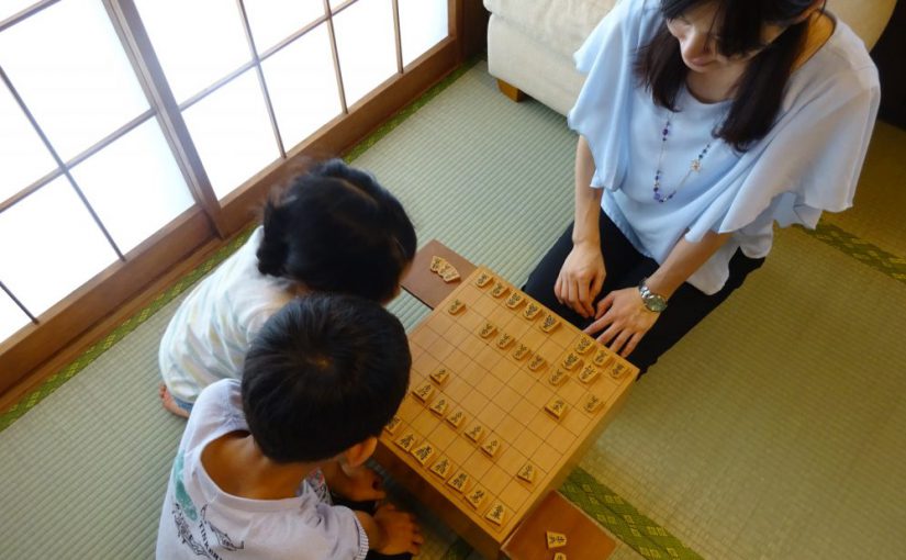 畳の部屋が主流だった頃には、一家に一台脚付将棋盤がありました。