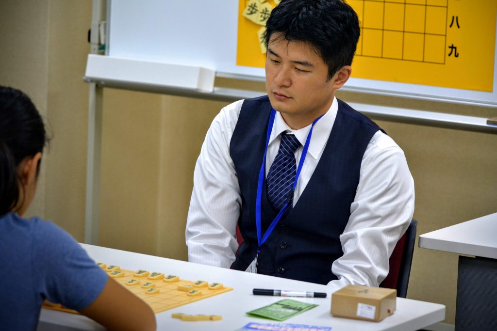 今回は東新宿将棋センターの藤倉五段にお話を伺いました。
