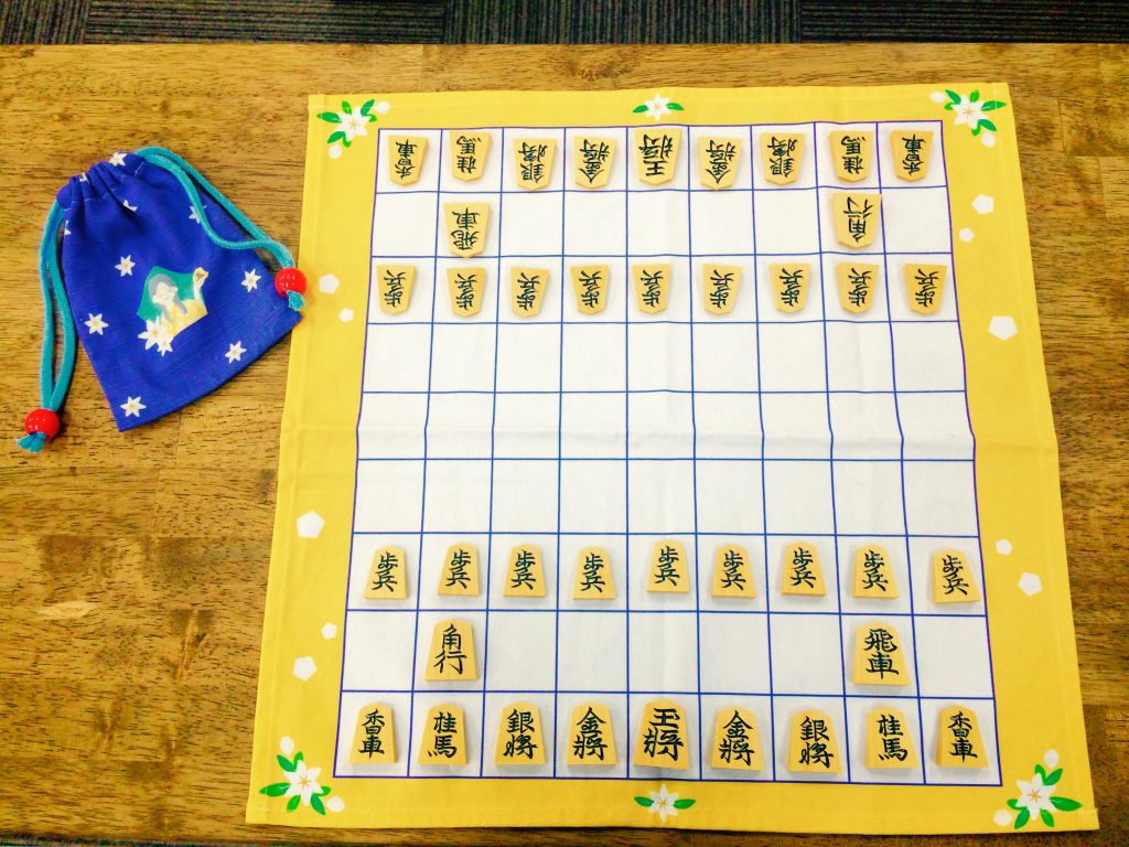 持ち運びしやすく、デザインも親しみやすい布製の将棋盤もおすすめです。