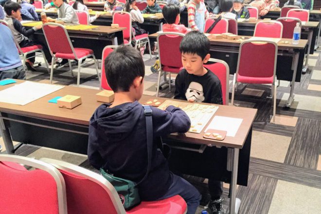 子ども将棋大会に参加すれば、たくさんの将棋友だちができる