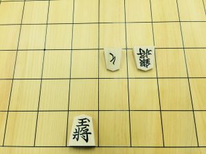 すぐに逃げれば当面「詰み」は回避できます。