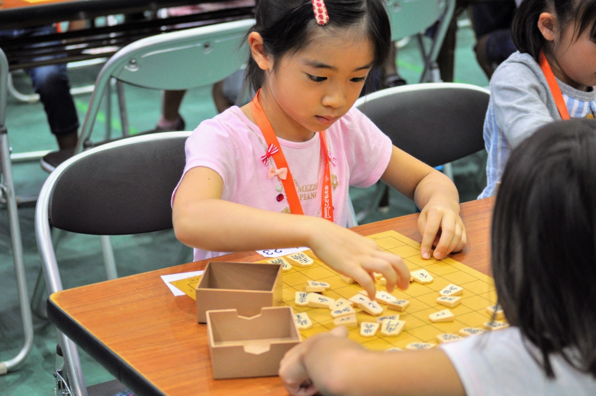 将棋の知識がなくても、子どもたちの表情や仕草から戦況が分かるかも