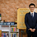 現役のプロ棋士でありながら将棋教室の運営も行う宮本広志五段