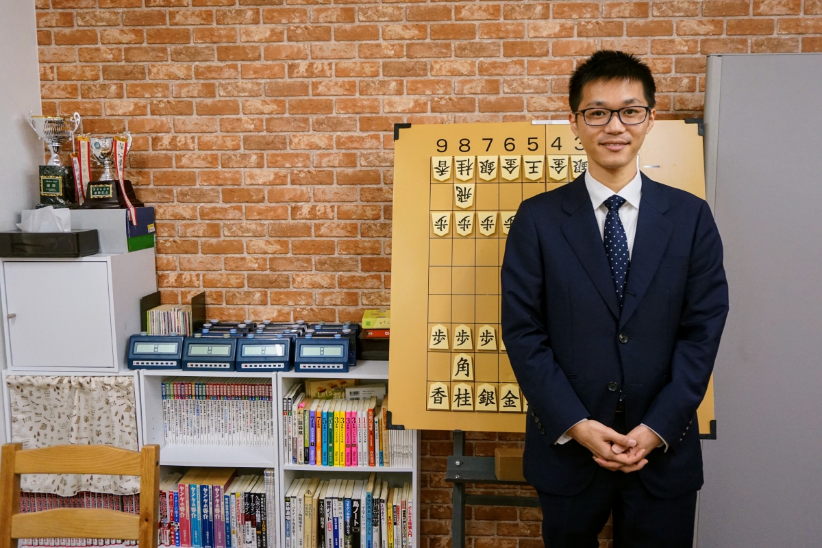 現役のプロ棋士でありながら将棋教室の運営も行う宮本広志五段