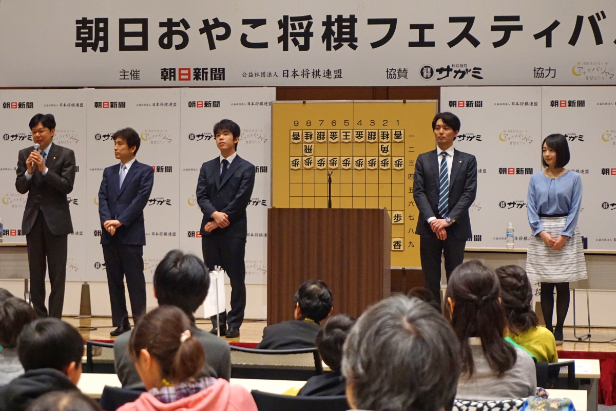 現役が活躍プロ棋士の先生たちがゲストとして迎えられていました。