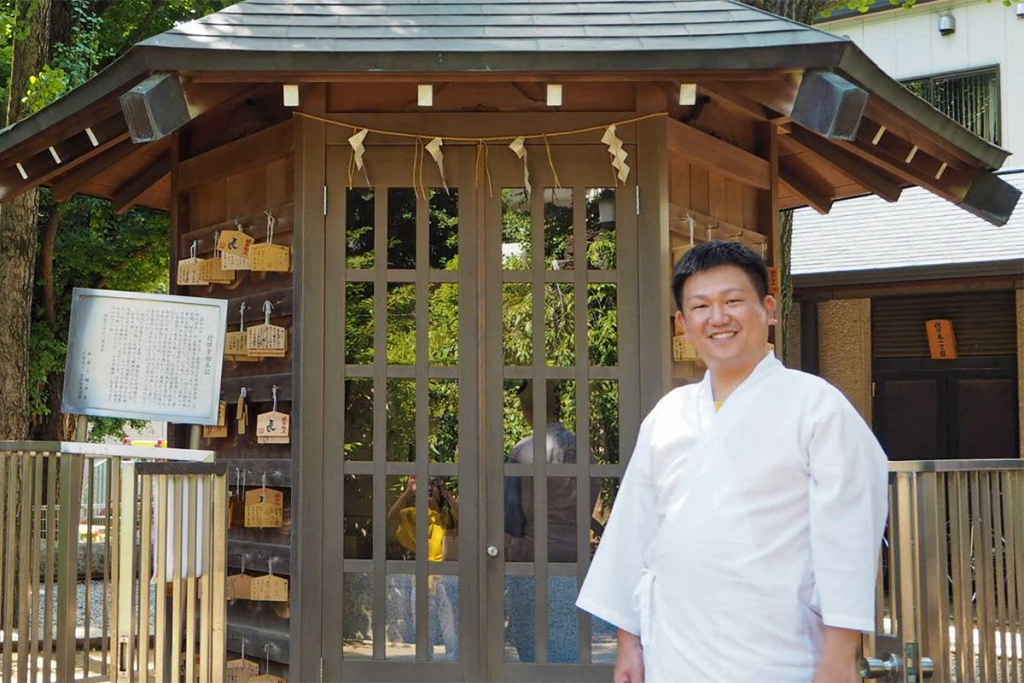 将棋堂と鳩森八幡神社禰宜の平野さん